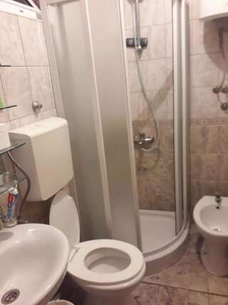 Гостевой дом Rudi Улцинь Четырехместный номер с собственной ванной комнатой-5